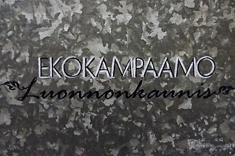 Ekokampaamo Luonnonkaunis -ovikyltti
